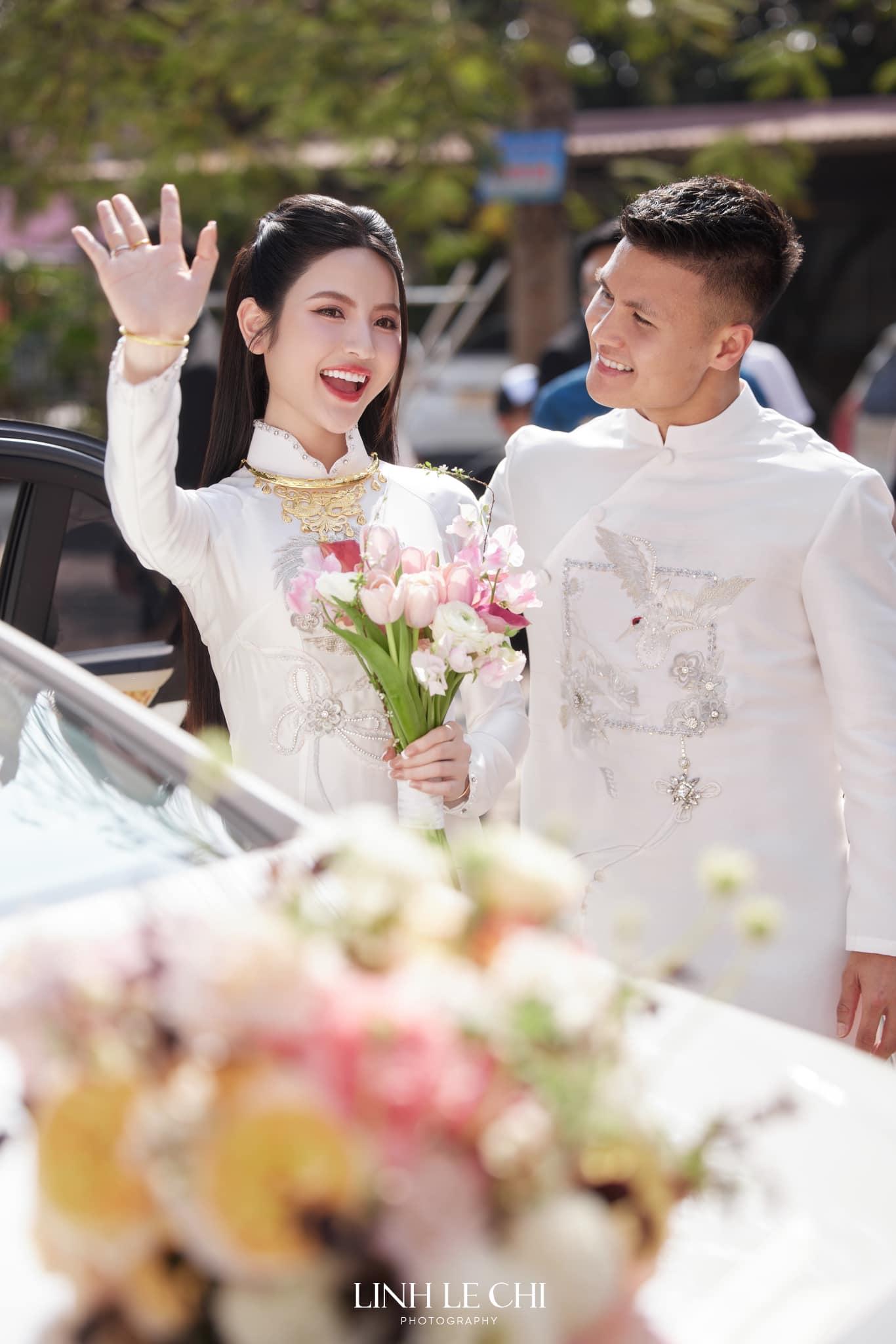 Cô dâu làng bóng đá Việt được tặng vàng ngày cưới hỏi, đoán xem của ai nặng nhất?-2