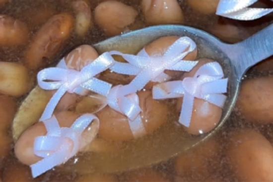 Dân mạng đua nhau theo 'trend' buộc nơ vào đồ ăn