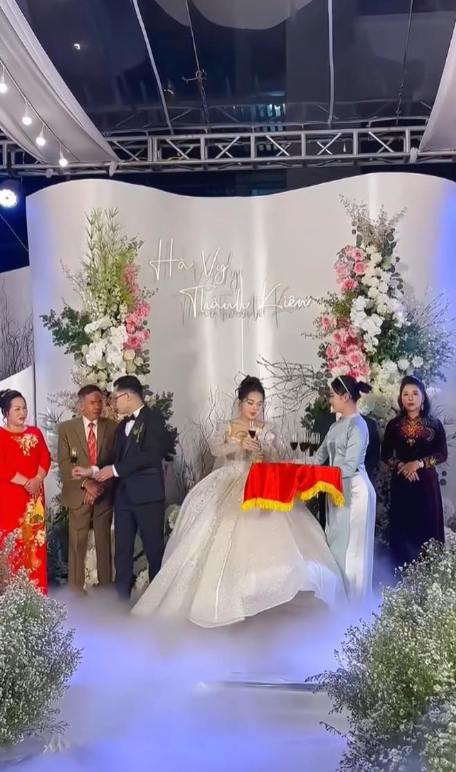 Mâm cỗ cưới 28 triệu của đại gia Quảng Ninh, rạp rộng 1000 mét vuông, cô dâu đeo vàng trĩu cổ-1