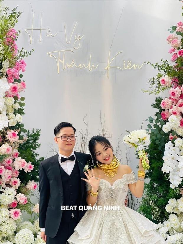 Mâm cỗ cưới 28 triệu của đại gia Quảng Ninh, rạp rộng 1000 mét vuông, cô dâu đeo vàng trĩu cổ-5