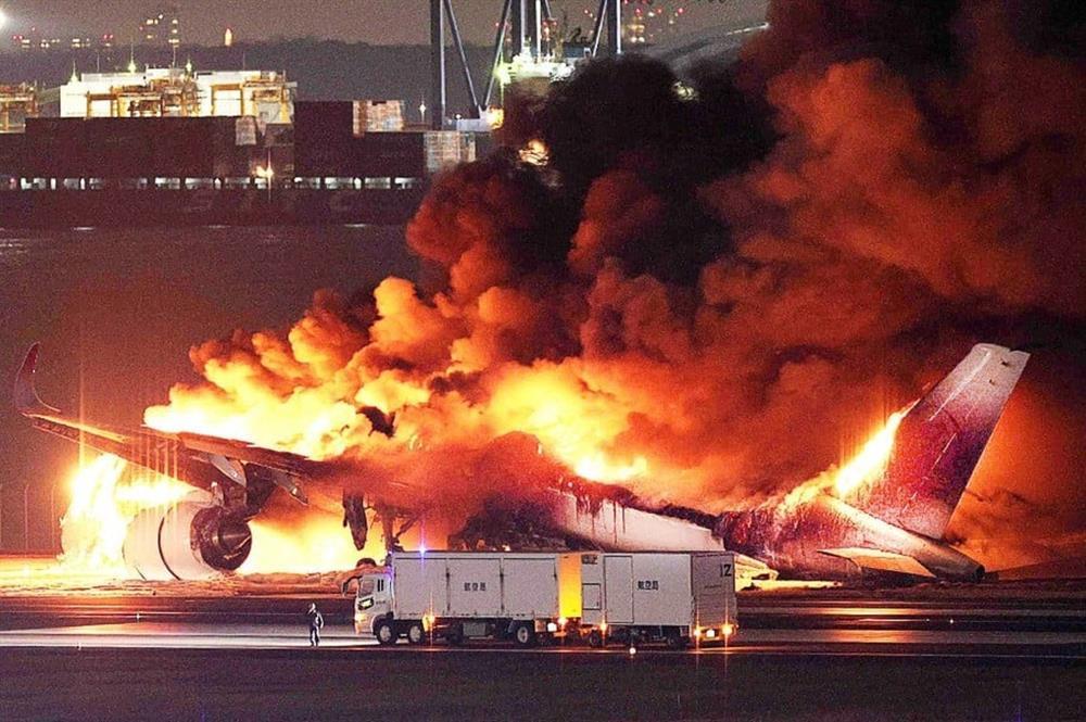 Khoảnh khắc trước khi lửa nhấn chìm máy bay chở gần 400 hành khách ở Nhật-1