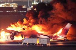 Khoảnh khắc trước khi lửa nhấn chìm máy bay chở gần 400 hành khách ở Nhật