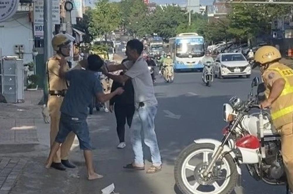 Tài xế đánh CSGT vì bị yêu cầu đo nồng độ cồn-1