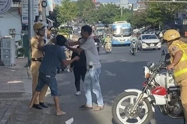 Vụ CSGT đập kính ô tô khống chế tài xế ma men: Khởi tố lái xe vi phạm-3