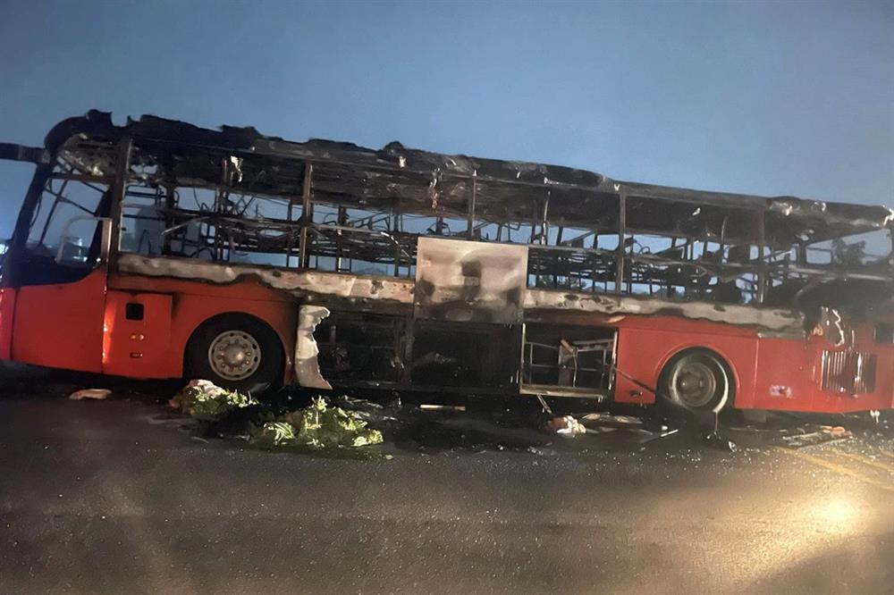 Xe giường nằm chở 30 người bốc cháy ngùn ngụt trên quốc lộ-2