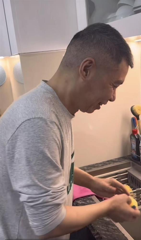 Vợ trẻ cảm động đến bật khóc khi NSND Công Lý tự tay làm món quà ý nghĩa nhân kỷ niệm 3 năm ngày cưới-2