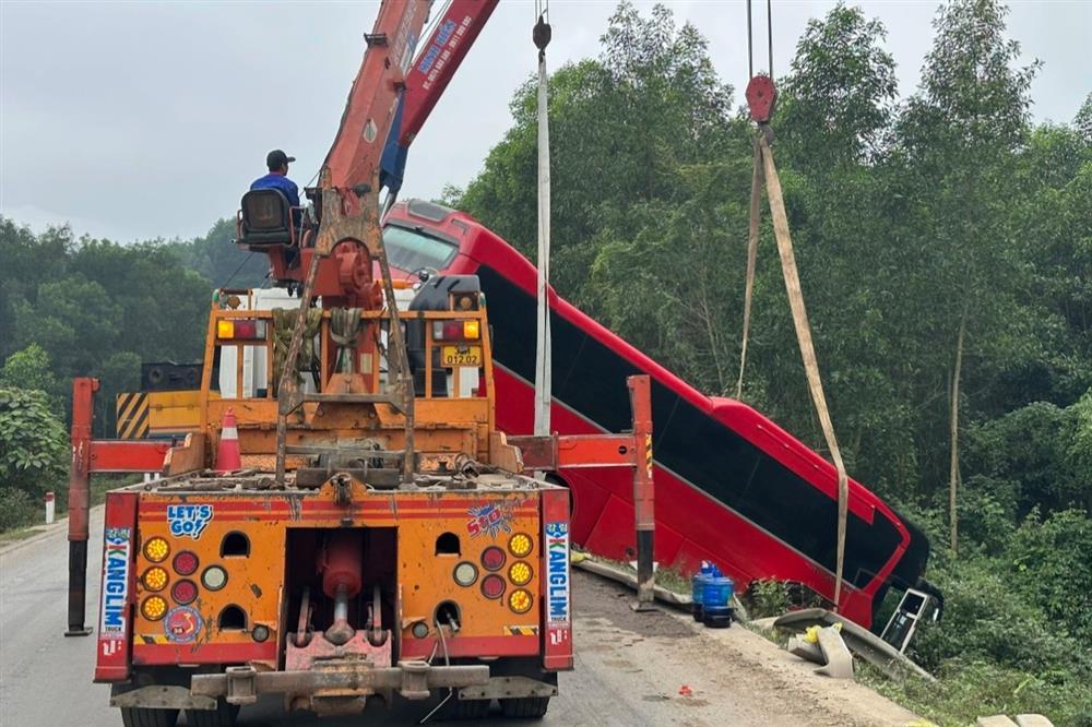 Xe khách chở 30 người lao xuống vệ đường-1