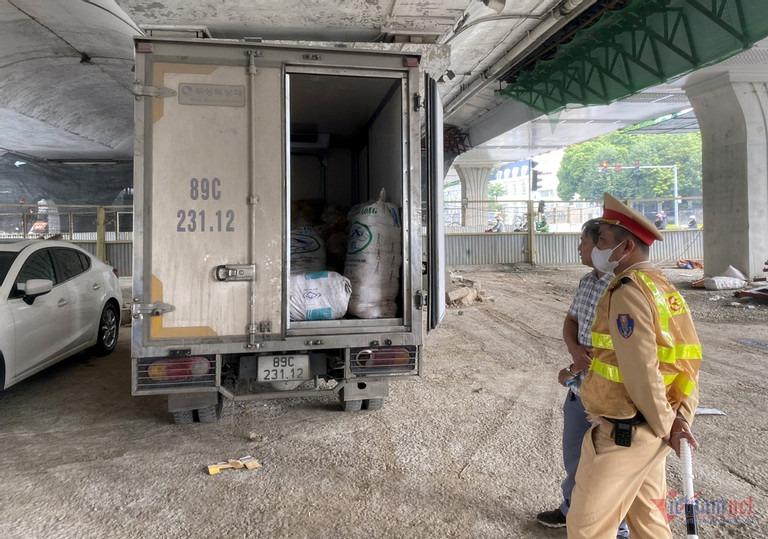Chặn giữ xe tải chở hơn 1 tấn mỡ lợn bốc mùi-1