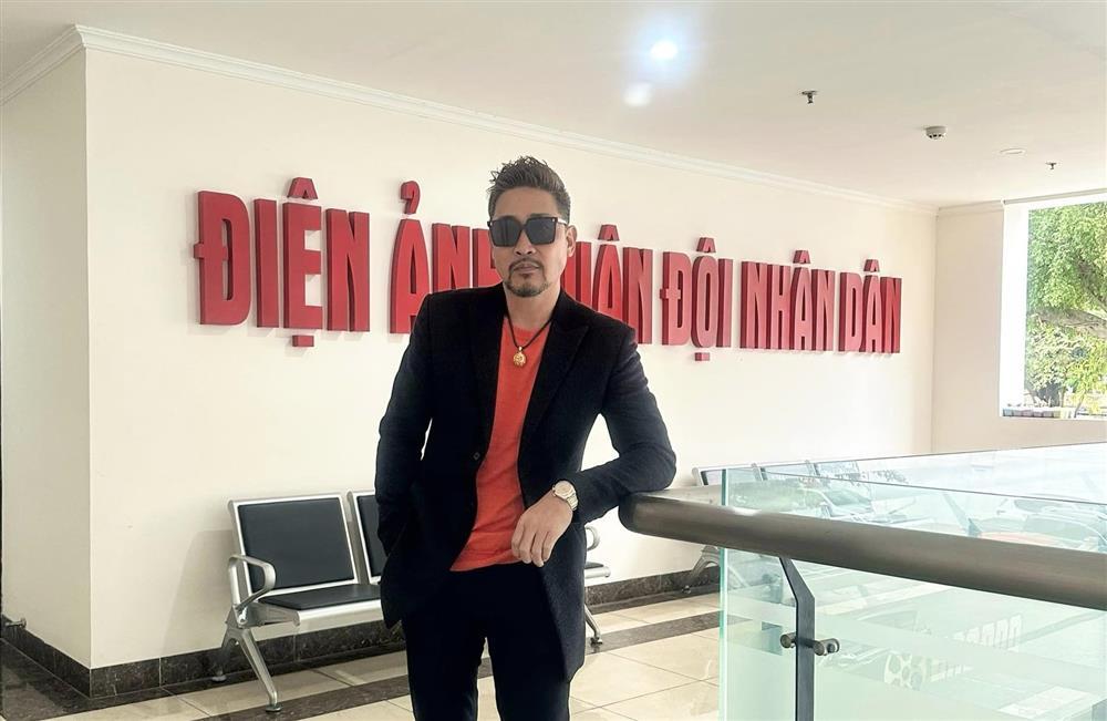 Vẻ bụi bặm từ trên phim ra đời thực của Hồ Phong - kiến trúc sư khó tính trong Chúng Ta Của 8 Năm Sau-4