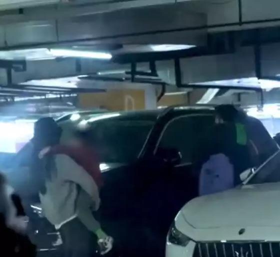 Giữa lúc dính tin đồn ly hôn, Ngô Kỳ Long và Lưu Thi Thi xuất hiện bên nhau, cùng đưa con trai đi chơi-1