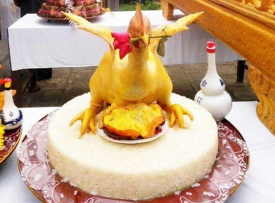 Đặt gà cúng trong mâm cỗ Tết: Để bên trái hay phải bát hương, quay ra hay quay vào để không mất lộc, tránh rước họa vào nhà?-1