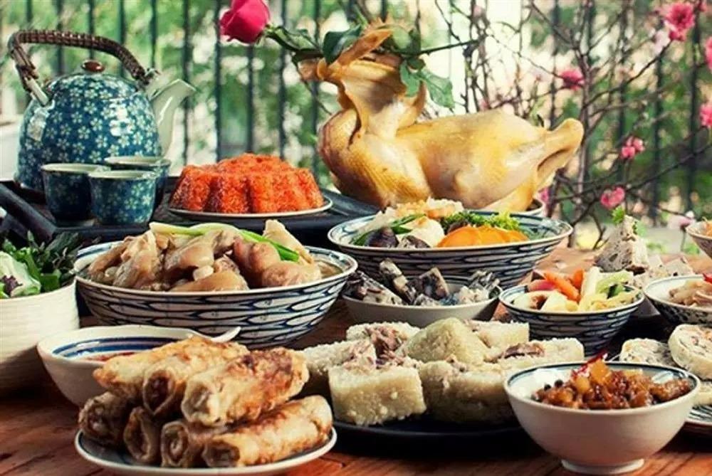 Đặt gà cúng trong mâm cỗ Tết: Để bên trái hay phải bát hương, quay ra hay quay vào để không mất lộc, tránh rước họa vào nhà?-2