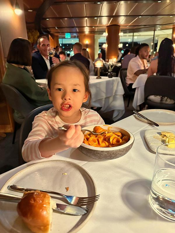 Con gái lai Tây đáng yêu của Lan Phương: Mới 5 tuổi đã được khán giả dự đoán là mỹ nhân tương lai-5