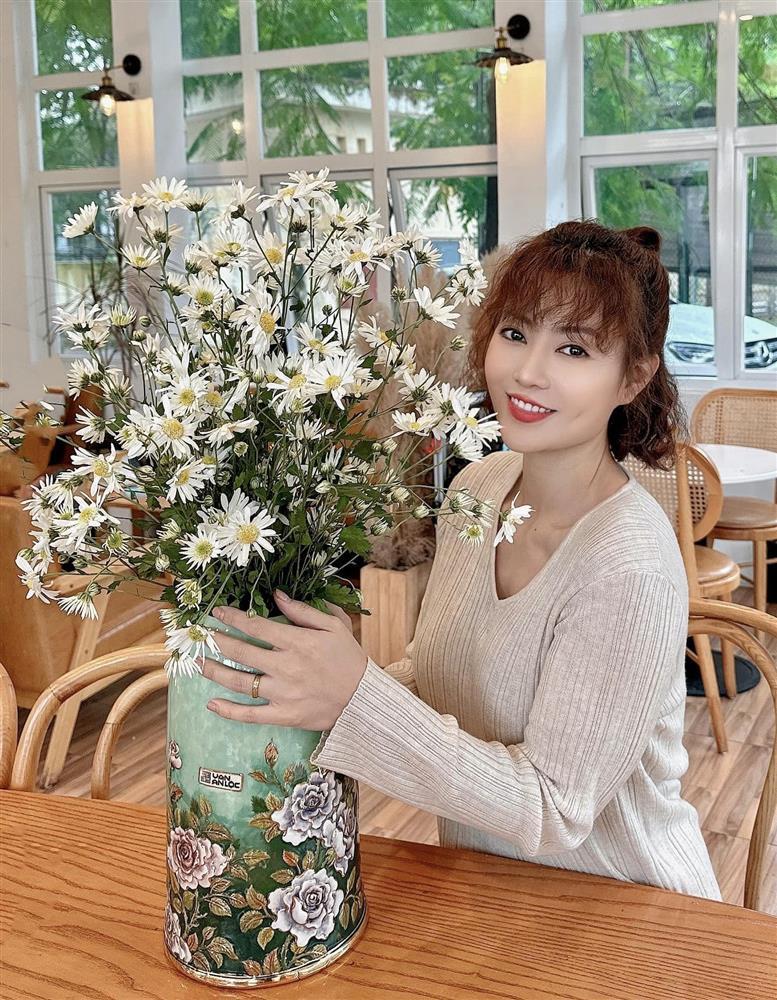 Thanh Hương xuất hiện khác lạ với kiểu tóc xoăn hippie sau khi trắng tay VTV Awards 2023-2