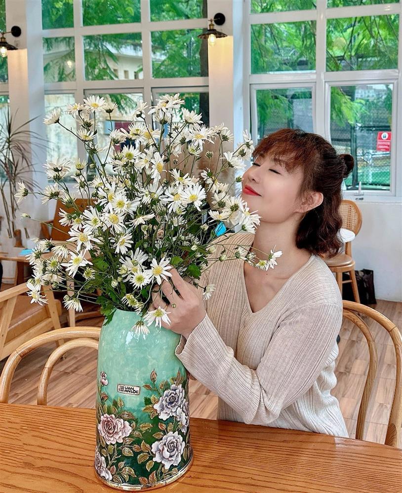 Thanh Hương xuất hiện khác lạ với kiểu tóc xoăn hippie sau khi trắng tay VTV Awards 2023-4