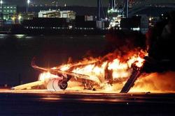 Phép màu 90 giây giúp 379 người trên máy bay Nhật thoát nạn trong gang tấc