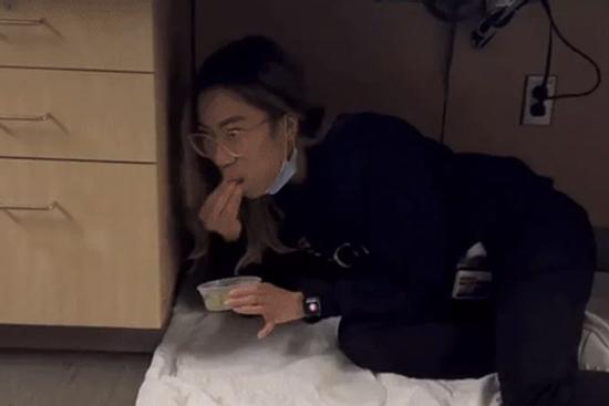 Giới trẻ chui xuống gầm bàn, mặc đồ lót màu đỏ để cầu tình duyên năm mới