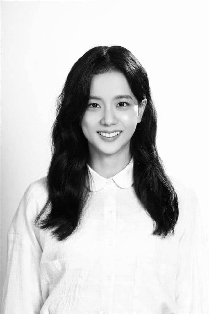 Rộ tin Jisoo gia nhập công ty anh trai, YG lập tức thẳng tay làm điều này với chị cả BLACKPINK-3