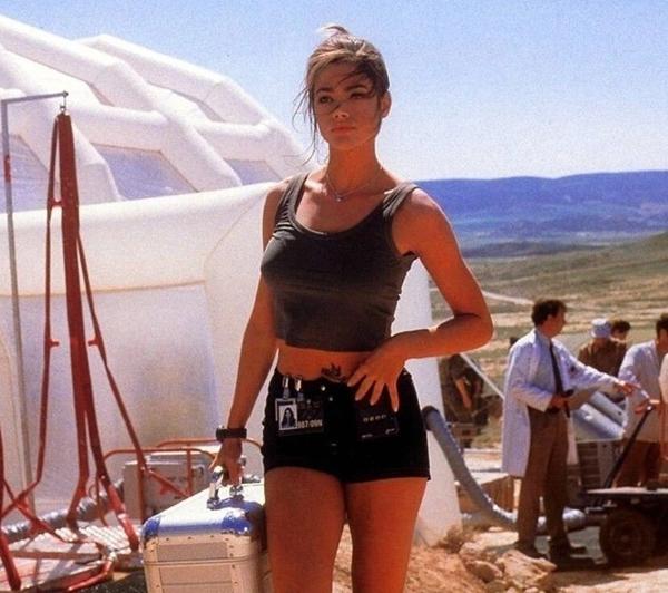 Trang phục hở hang, bất tiện nhất trên phim-2