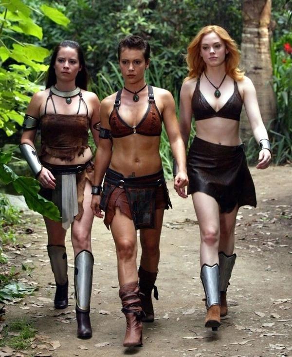 Trang phục hở hang, bất tiện nhất trên phim-8