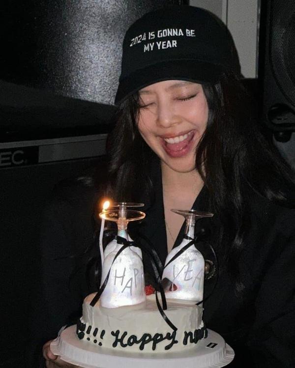 Sự nghiệp solo của Jennie chính thức bắt đầu-1