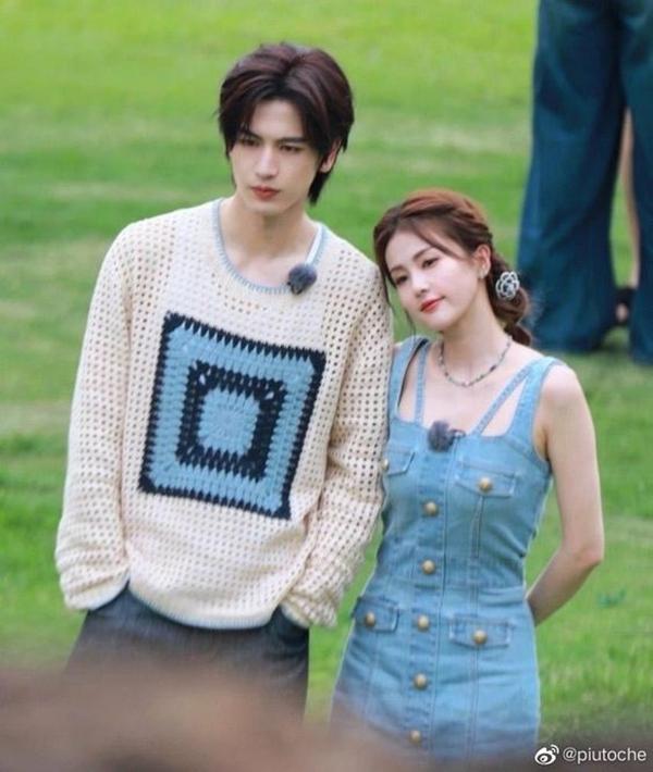 Bạch Lộc có hành động ngọt ngào này vào ngày trọng đại của Trương Lăng Hách khiến fan couple phấn khích-1