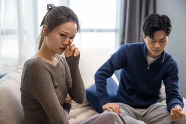 Nữ đồng nghiệp lỡ kể bí mật ở công ty, tôi nơm nớp sợ chồng sa ngã-1