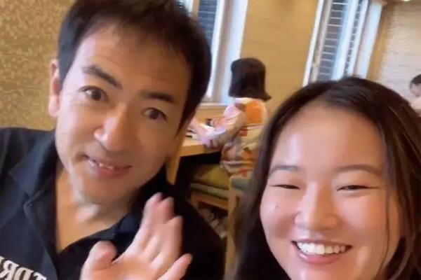 Ông bố cười rạng rỡ, mở tiệc ăn mừng đón con trở về sau hơn 20 năm bị bắt cóc-3