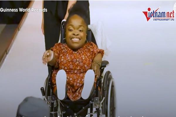 Người mẫu bán khỏa thân đội mũ ngọc trai là khoảnh khắc thời trang đáng nhớ-6