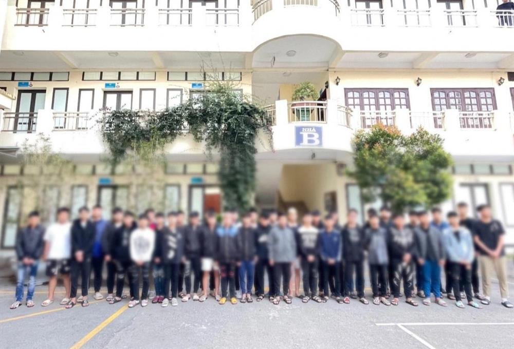 30 thanh thiếu niên mang kiếm đi từ Bắc Ninh sang Hà Nội chém người-1
