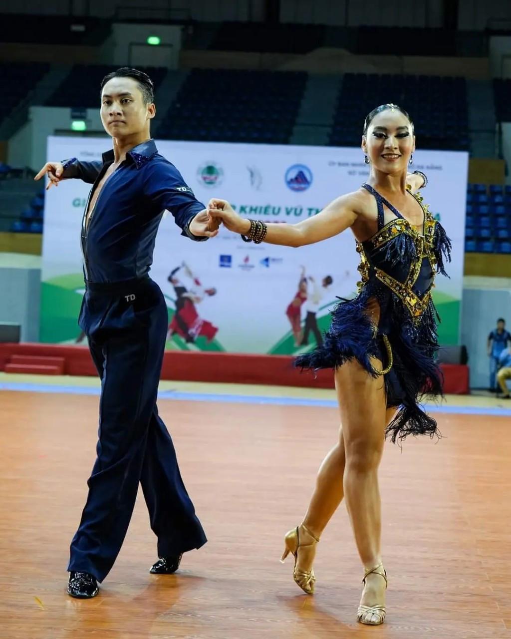 Anh em song sinh 17 tuổi cùng thành kiện tướng dancesport-1