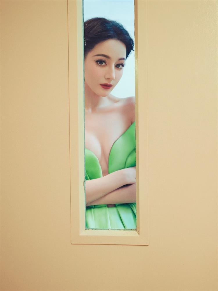 Địch Lệ Nhiệt Ba diện đầm dạ hội liền mảnh màu xanh lá cây, khoe vẻ đẹp gợi cảm-2