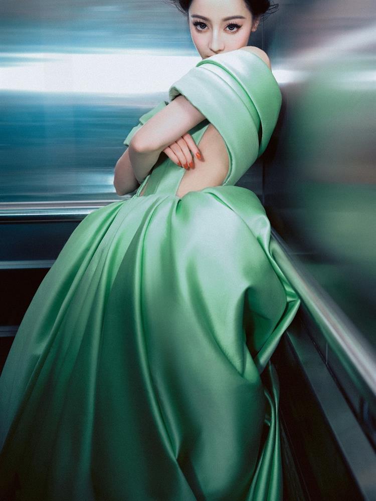 Địch Lệ Nhiệt Ba diện đầm dạ hội liền mảnh màu xanh lá cây, khoe vẻ đẹp gợi cảm-3