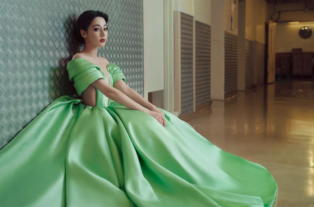 Địch Lệ Nhiệt Ba diện đầm dạ hội liền mảnh màu xanh lá cây, khoe vẻ đẹp gợi cảm-4