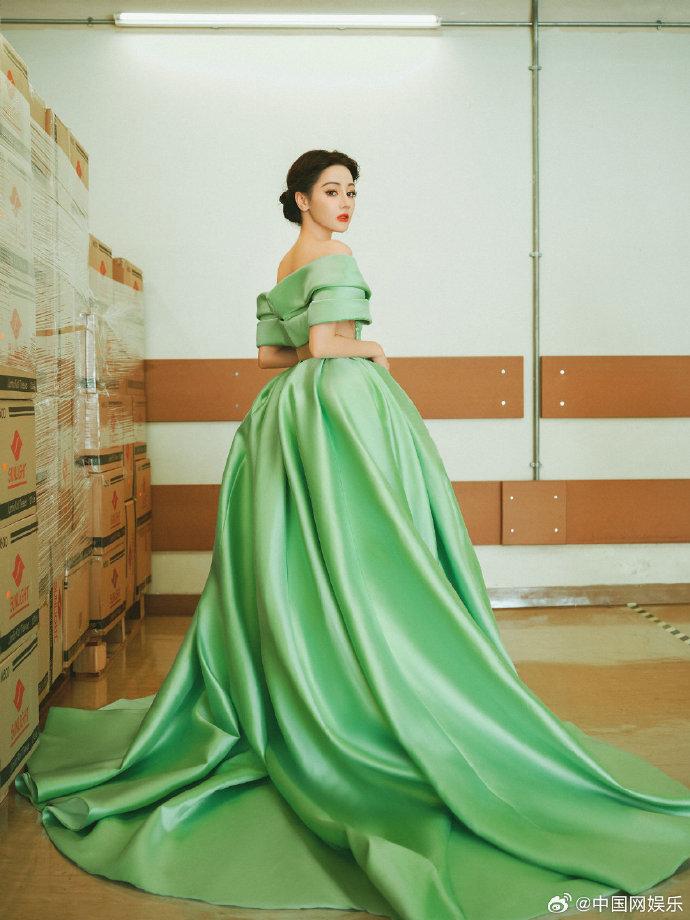 Địch Lệ Nhiệt Ba diện đầm dạ hội liền mảnh màu xanh lá cây, khoe vẻ đẹp gợi cảm-5