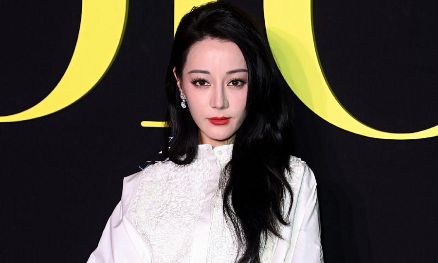 Địch Lệ Nhiệt Ba diện đầm dạ hội liền mảnh màu xanh lá cây, khoe vẻ đẹp gợi cảm-6