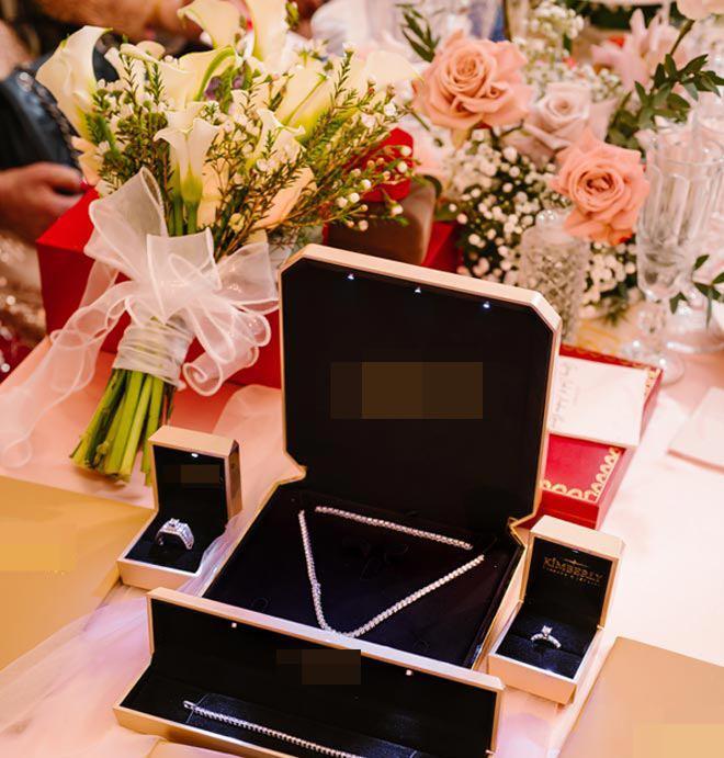 Cô dâu Hậu Giang gây choáng nhận hồi môn khủng với 400 viên kim cương, ai nấy cũng phải xin vía-3