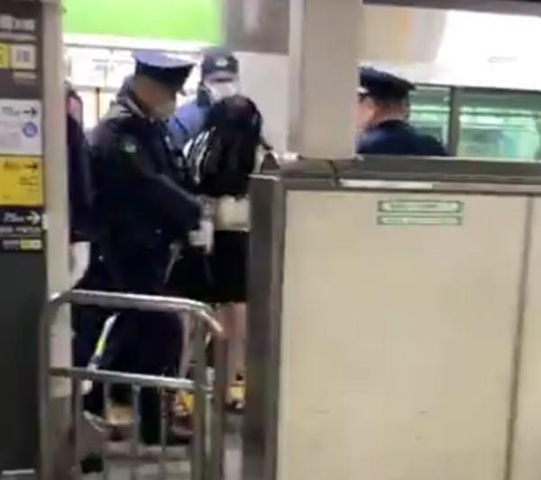 Cô gái bị bắt vì tấn công nhiều hành khách trên tàu điện ở Nhật Bản lúc gần nửa đêm-2
