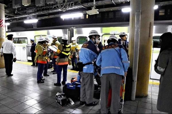 Cô gái bị bắt vì tấn công nhiều hành khách trên tàu điện ở Nhật Bản lúc gần nửa đêm-1