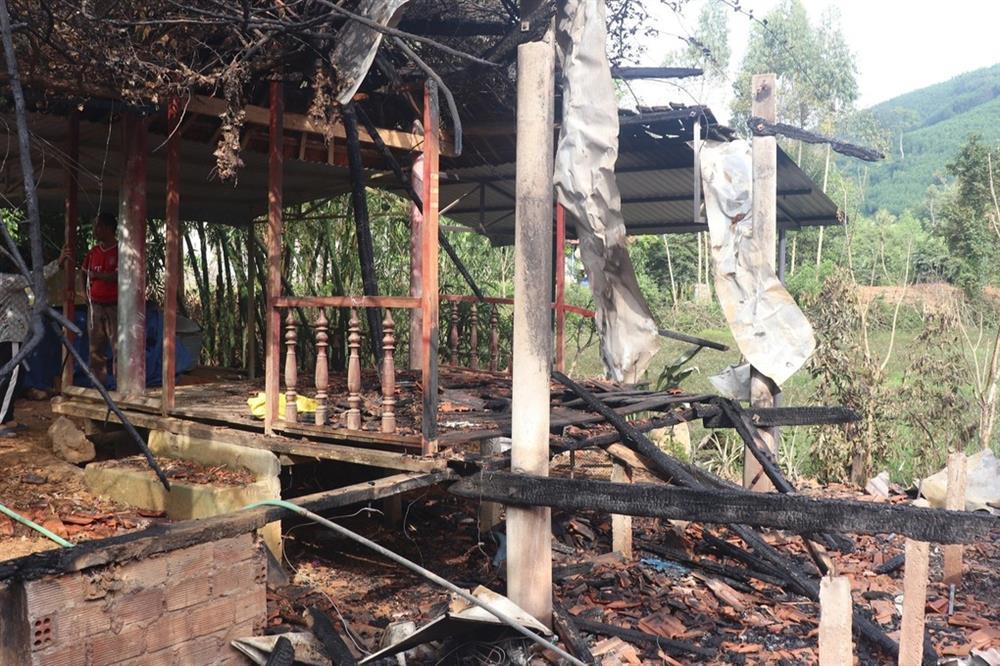 Nhà sàn bị thiêu rụi, gia đình nghèo lo lâm cảnh màn trời chiếu đất-1