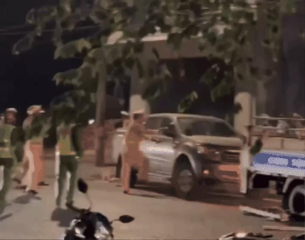 Vụ CSGT đập kính ô tô khống chế tài xế ma men: Khởi tố lái xe vi phạm-2