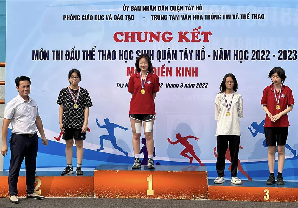 Không hổ danh con gái Hoa khôi bóng chuyền, Huệ Anh 16 tuổi sở hữu nhan sắc và chiều cao nổi bật, bắp tay rắn chắc đến bất ngờ-8