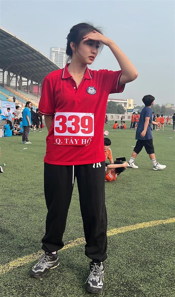 Không hổ danh con gái Hoa khôi bóng chuyền, Huệ Anh 16 tuổi sở hữu nhan sắc và chiều cao nổi bật, bắp tay rắn chắc đến bất ngờ-9