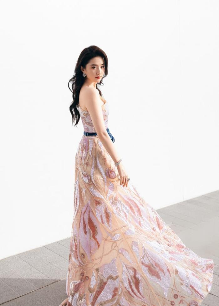 Lưu Diệc Phi toát khí chất sang chảnh với tạo hình sắc lạnh trong loạt ảnh mới-1