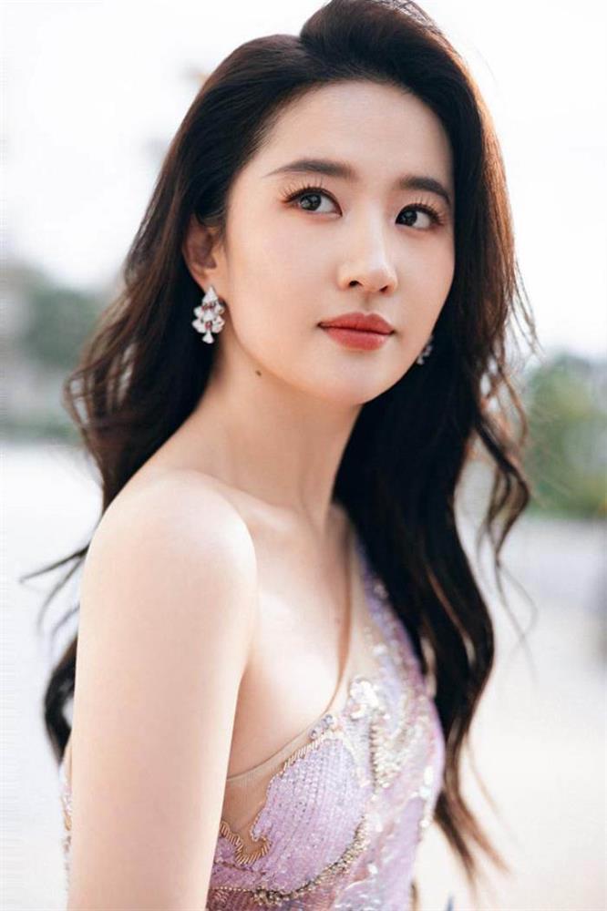 Lưu Diệc Phi toát khí chất sang chảnh với tạo hình sắc lạnh trong loạt ảnh mới-2