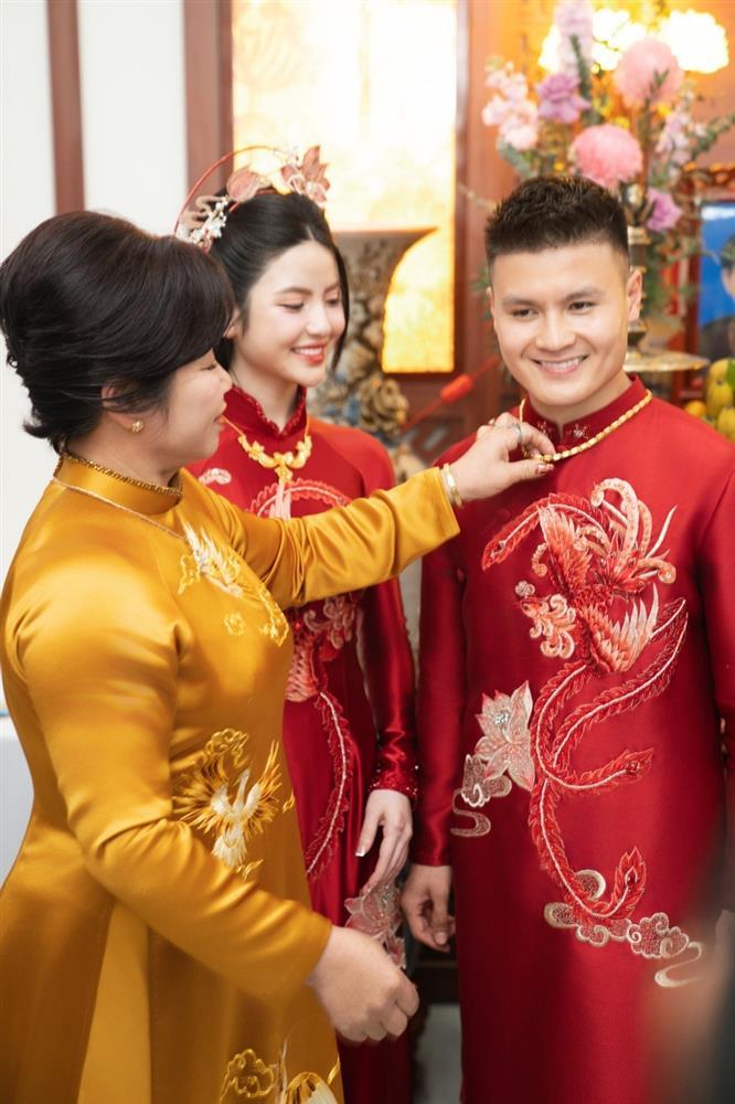 Mẹ vợ làm điều đặc biệt với Quang Hải ở lễ ăn hỏi, phản ứng của Chu Thanh Huyền mới bất ngờ-1