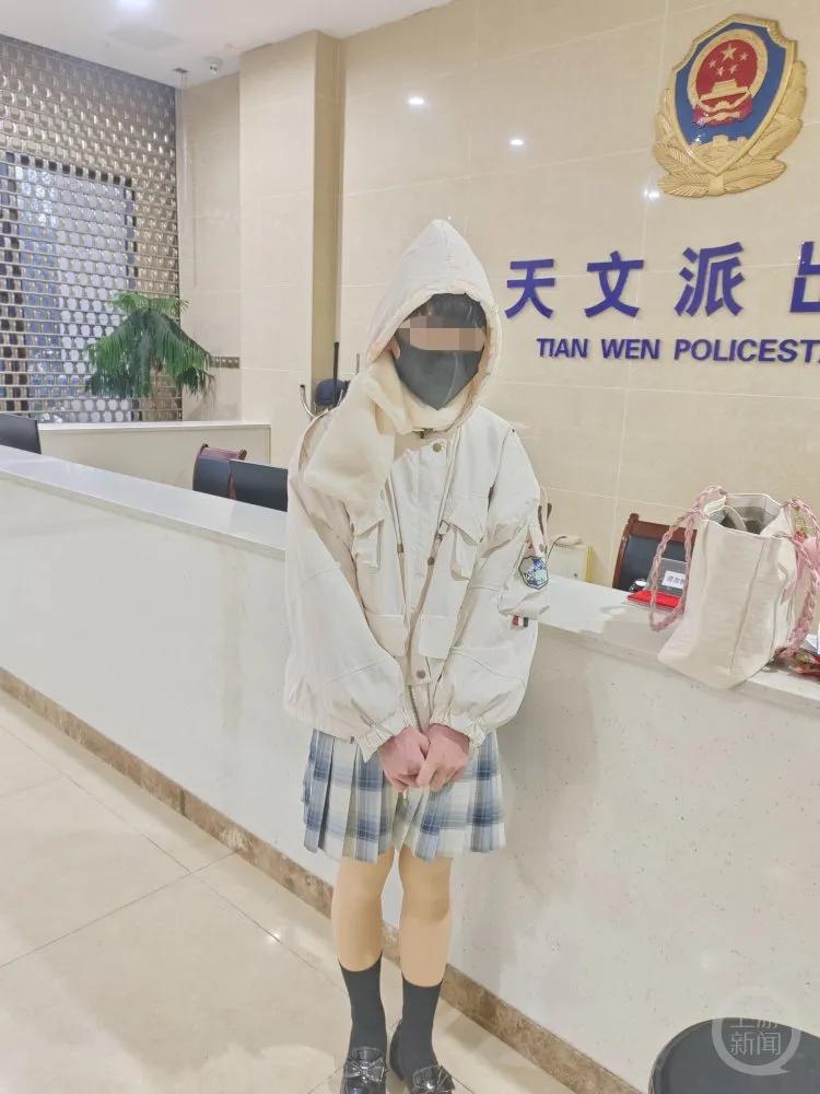 Chuẩn bị hôn người yêu sau một năm hẹn hò, người đàn ông phát hiện yết hầu trên cổ bạn gái-1