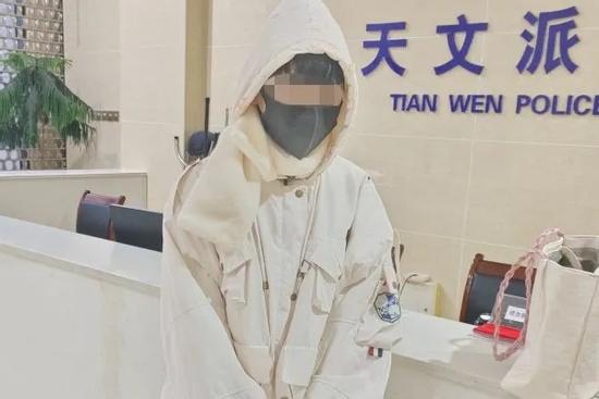 Chuẩn bị hôn người yêu sau một năm hẹn hò, người đàn ông phát hiện yết hầu trên cổ bạn gái