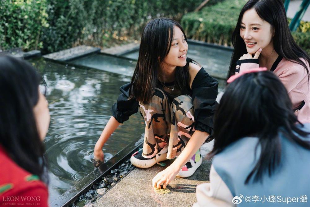 Con gái Giả Nãi Lượng và Lý Tiểu Lộ đáp trả khi bị hỏi về ồn ào ngoại tình của mẹ-3