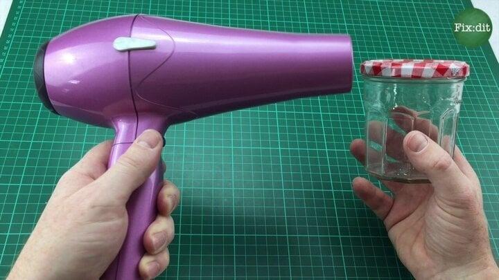 Cách mở nắp chai bị vặn quá chặt-3